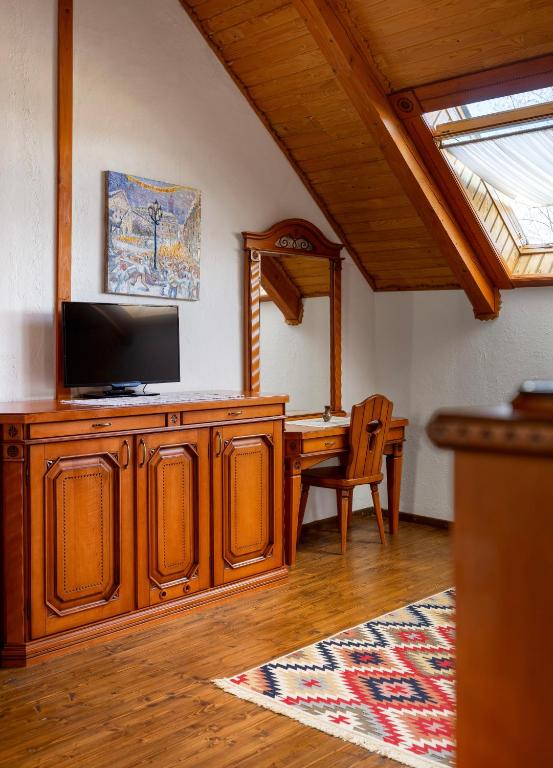 TV a/nebo společenská místnost v ubytování Koruna