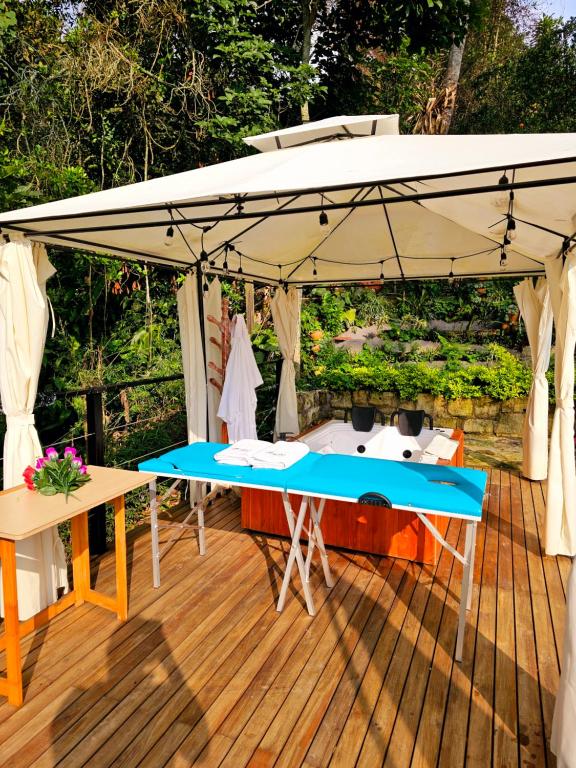 Stolní tenis v ubytování Elementium Glamping nebo okolí