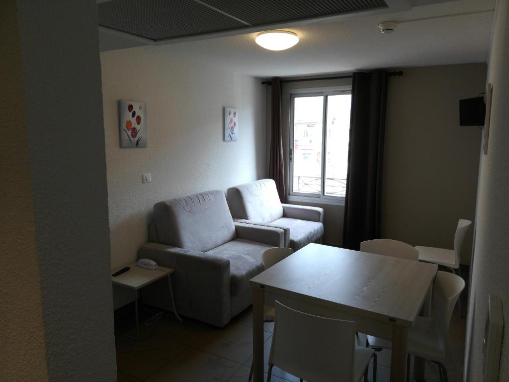 Uma área de estar em Appart'hotel le Pèlerin