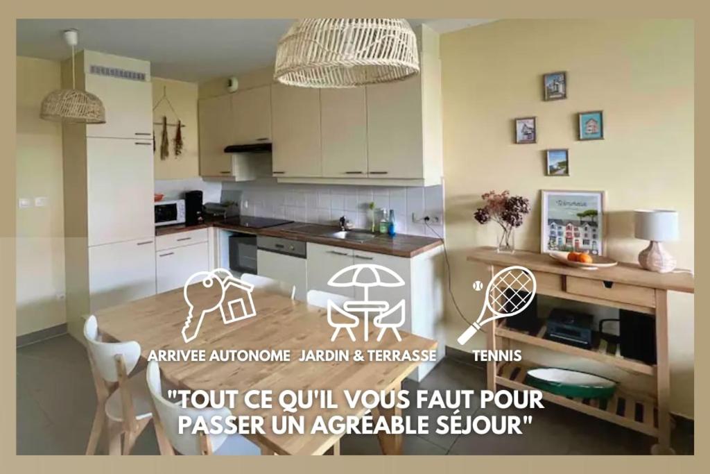 Una cocina con una mesa y sillas en una habitación. en L'Opaline, Ravissante maison familiale, Wimereux, en Wimereux