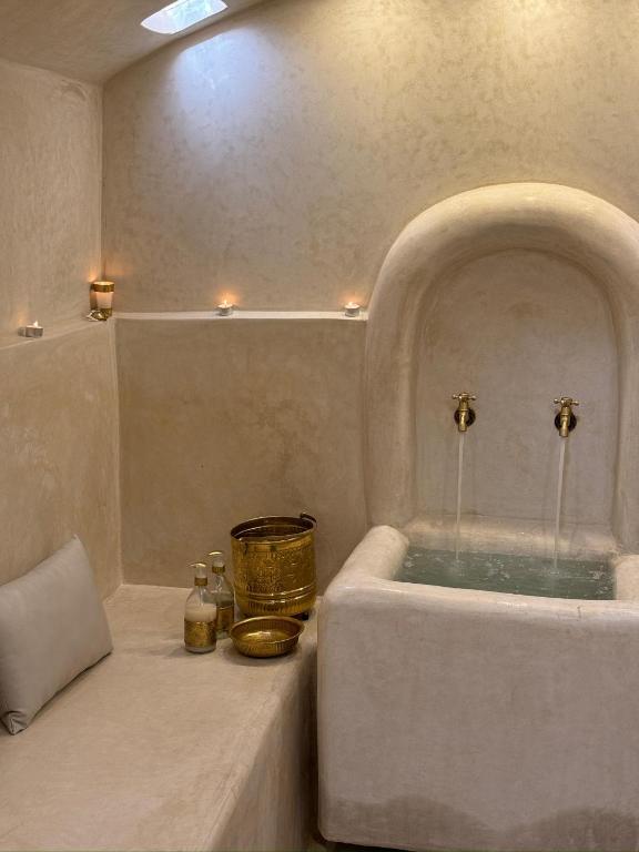 Кровать или кровати в номере Mama Lova Hôtel, Riad, Restaurant & Spa