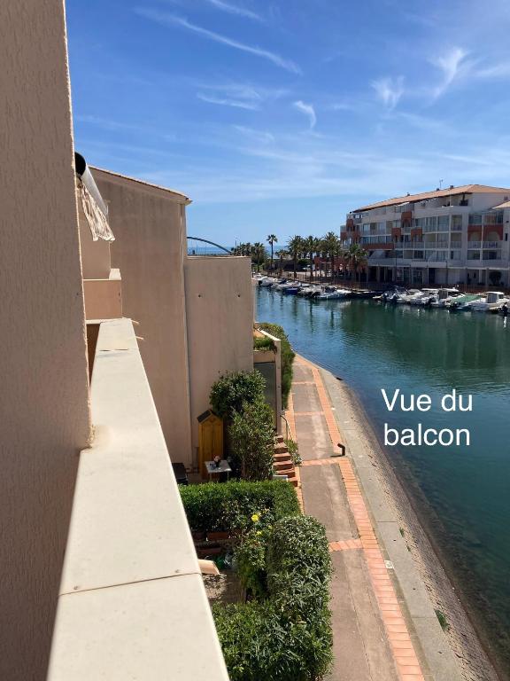 - une vue sur une rivière à côté d'un bâtiment dans l'établissement Évasion Sétoise - Appartement avec balcon vue marina, climatisé, parking - Situé à 200m de la plage, à Sète