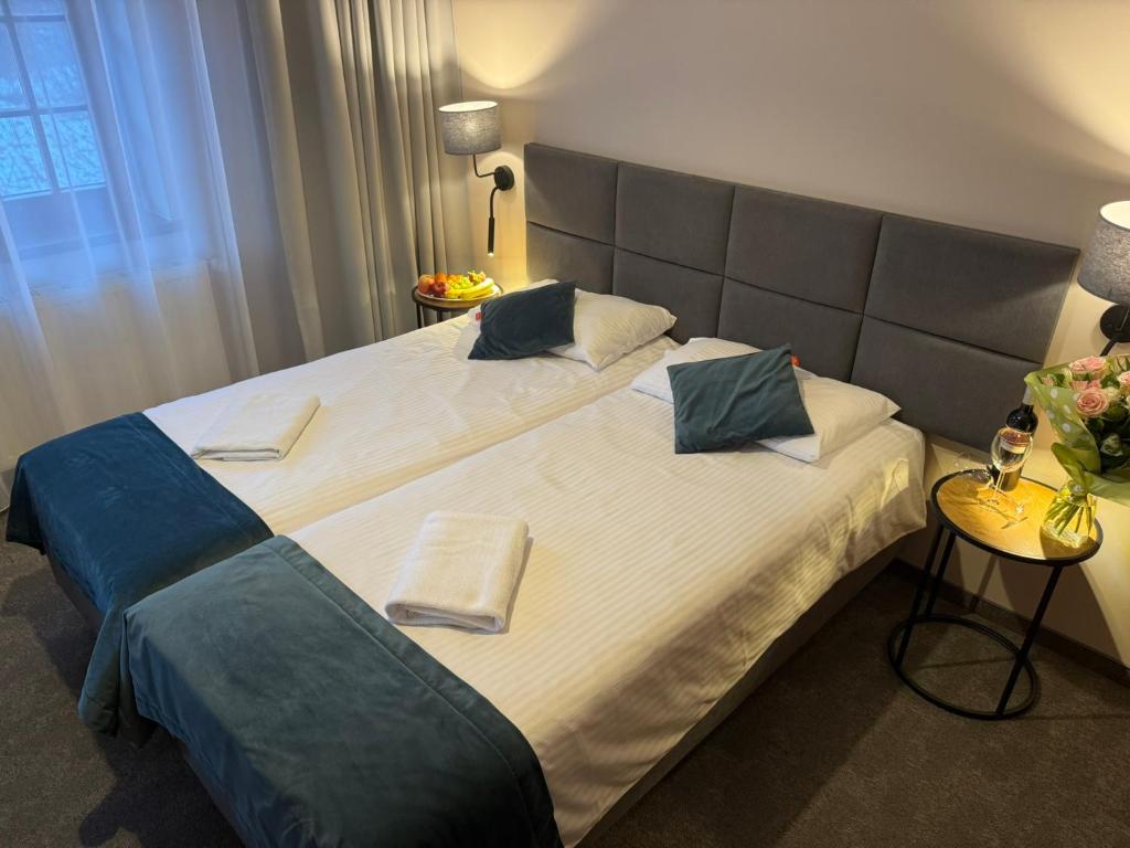 Postel nebo postele na pokoji v ubytování GórSKI SPA Karpacz I dawniej APOLLO
