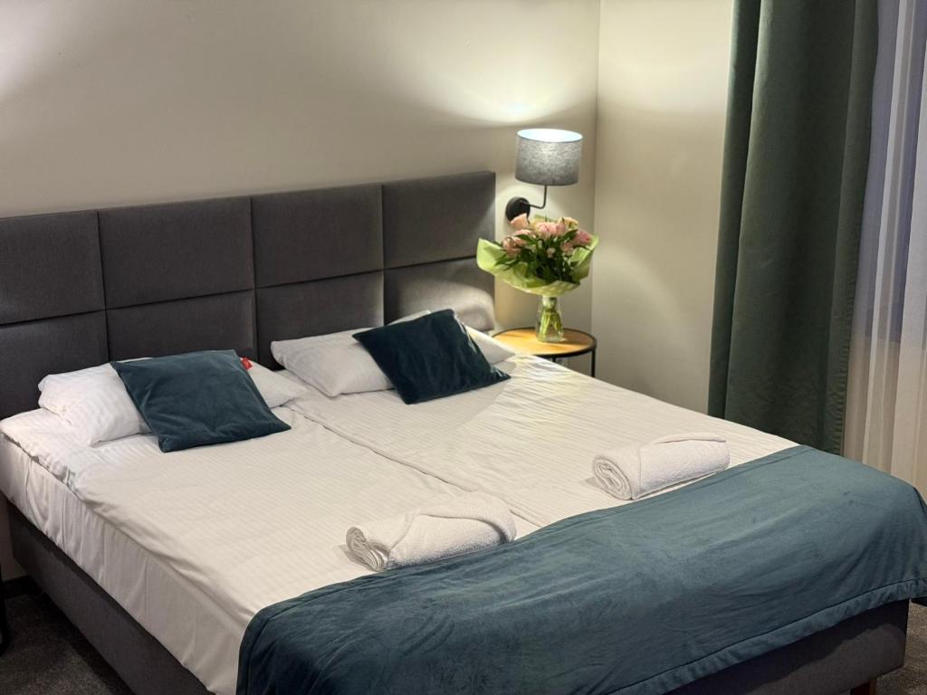 Postel nebo postele na pokoji v ubytování GórSKI SPA Karpacz I dawniej APOLLO