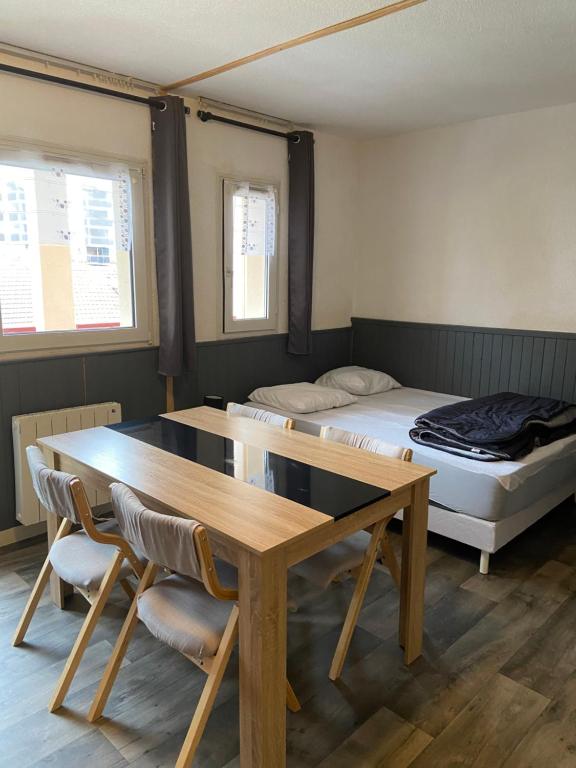 a room with a table and a bed at Appartement de montagne in Prémanon