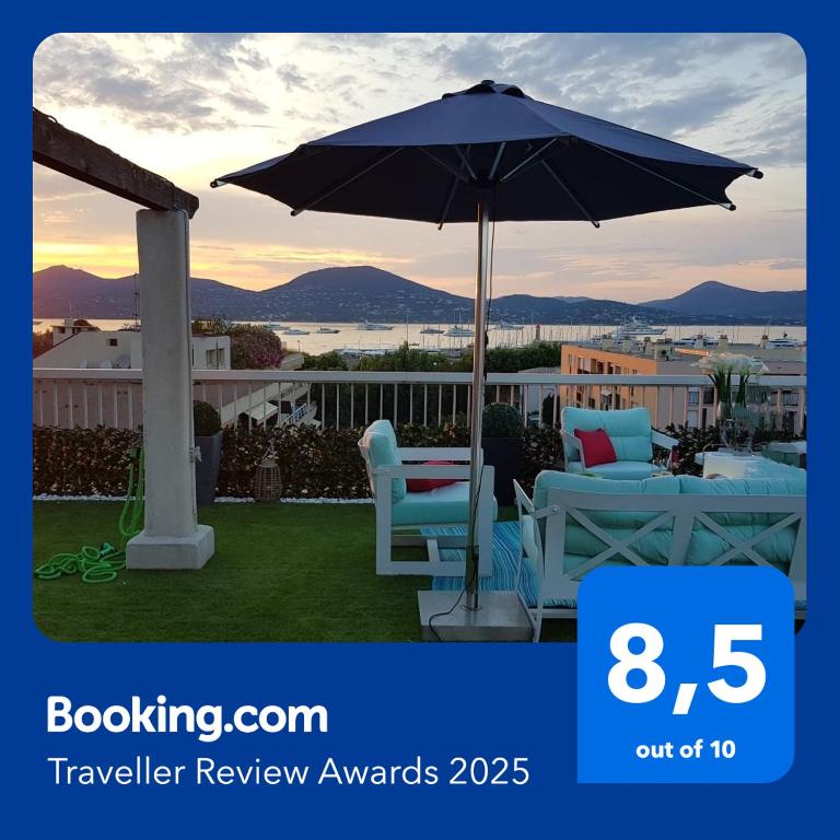 un patio avec un parasol, des chaises et une table dans l'établissement Saint Tropez Sea View Penthouse, à Saint-Tropez