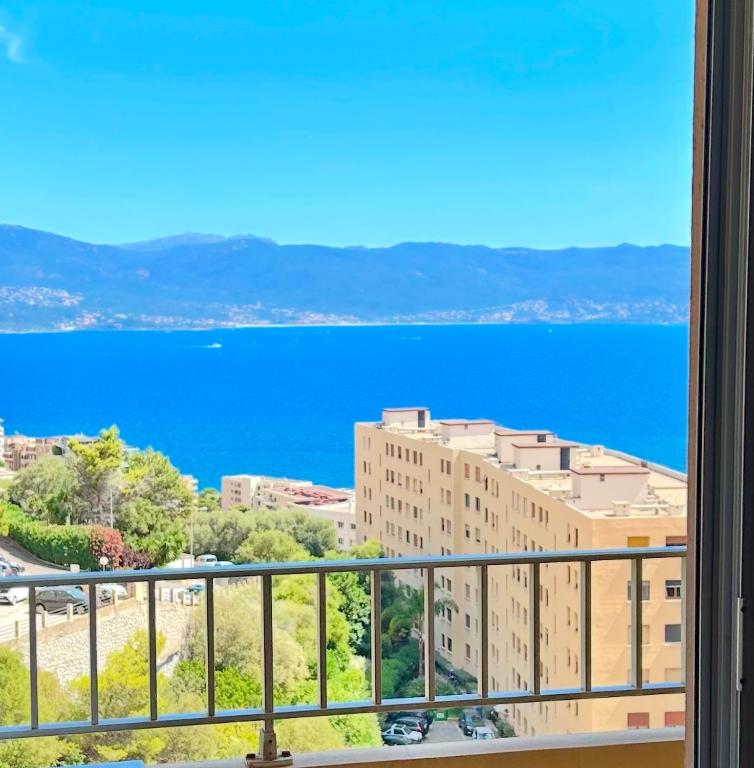 - une vue sur l'eau depuis un bâtiment dans l'établissement Mon Cocon entre Mer&Maquis, à Ajaccio