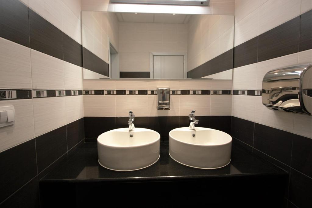 A bathroom at Sunny Beauty Palace Hotel