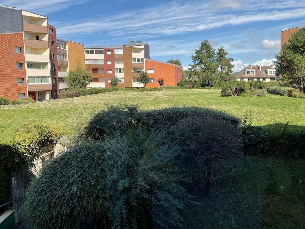 un buisson dans un champ devant un bâtiment dans l'établissement Tout à pied, à Cabourg