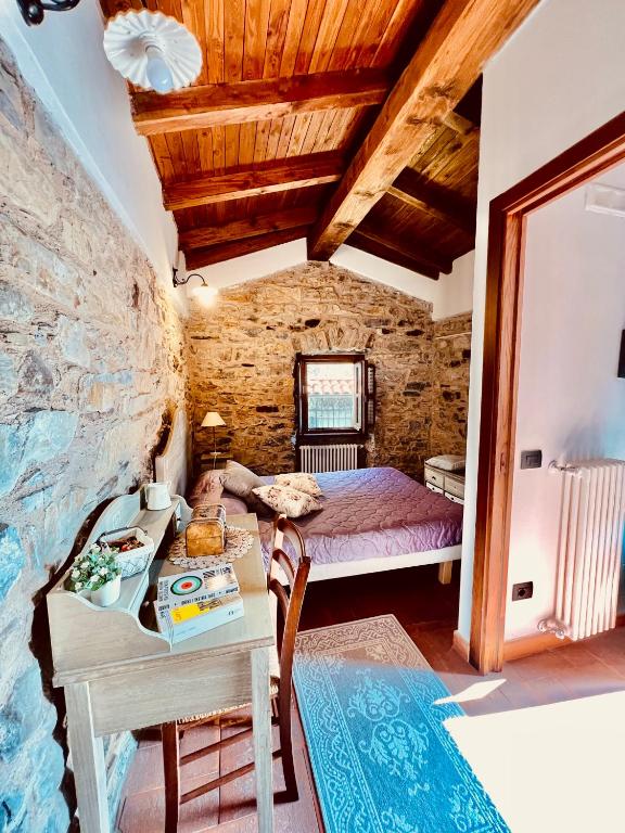 A television and/or entertainment centre at Agriturismo Montagna Verde Apella
