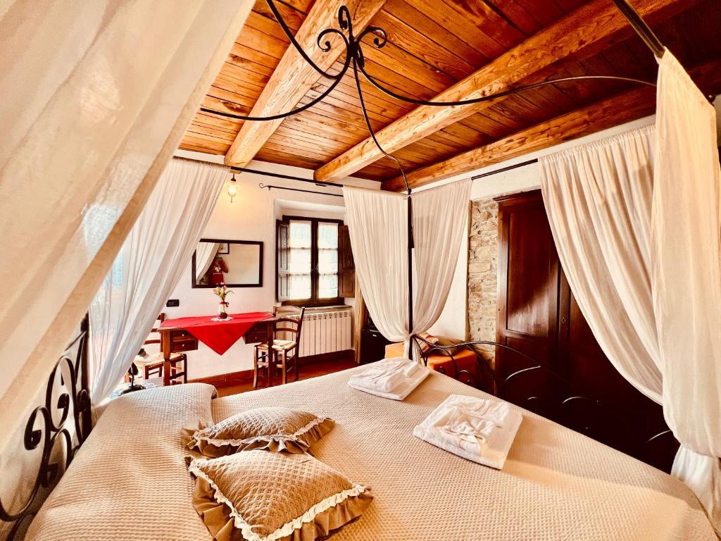 A bed or beds in a room at Agriturismo Montagna Verde Apella