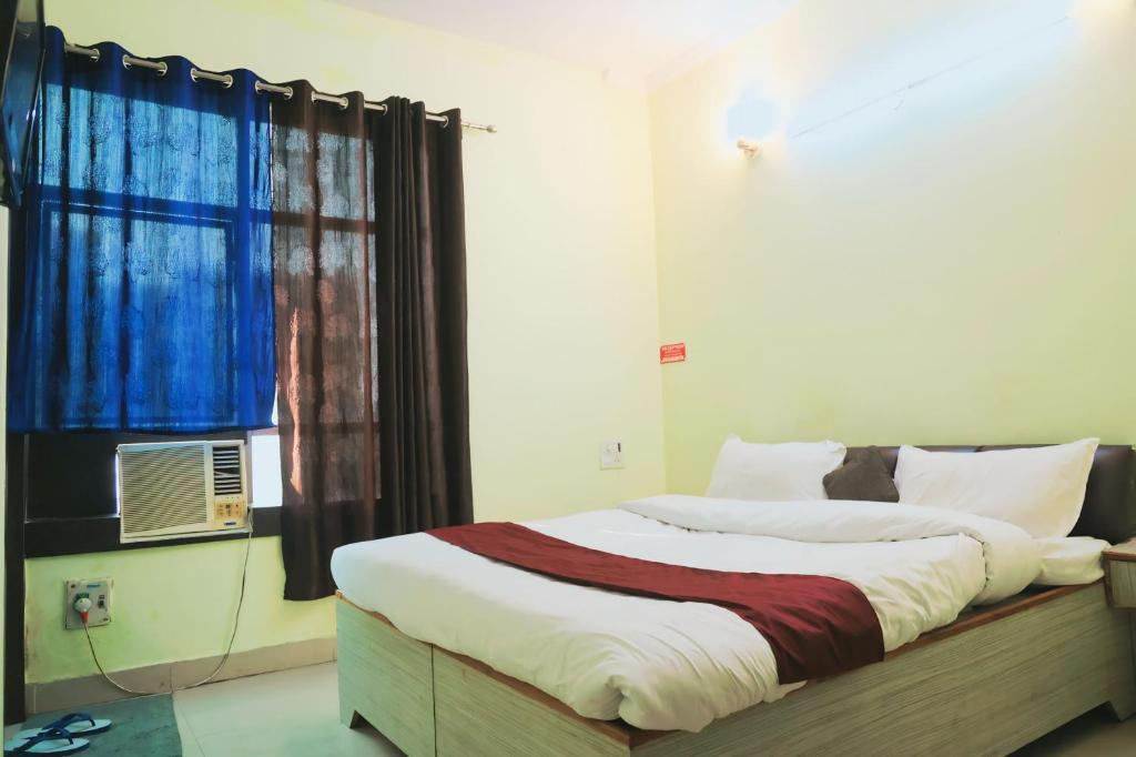 Postel nebo postele na pokoji v ubytování Hotel Shaurya