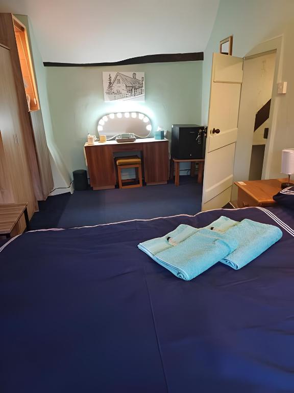 Postel nebo postele na pokoji v ubytování Double Room in Character Cottage With Parking, Beaulieu, New Forest