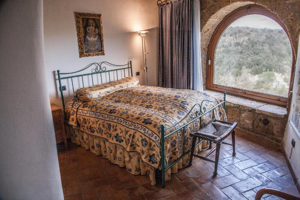 A bed or beds in a room at La Casa Degli Archi