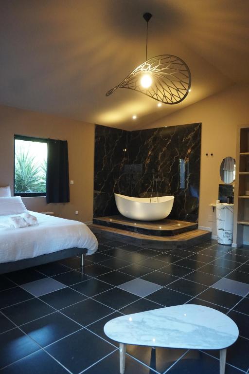 Ένα ή περισσότερα κρεβάτια σε δωμάτιο στο Chambre de charme indépendante Alba avec baignoire îlot - Domaine Astra, Grans