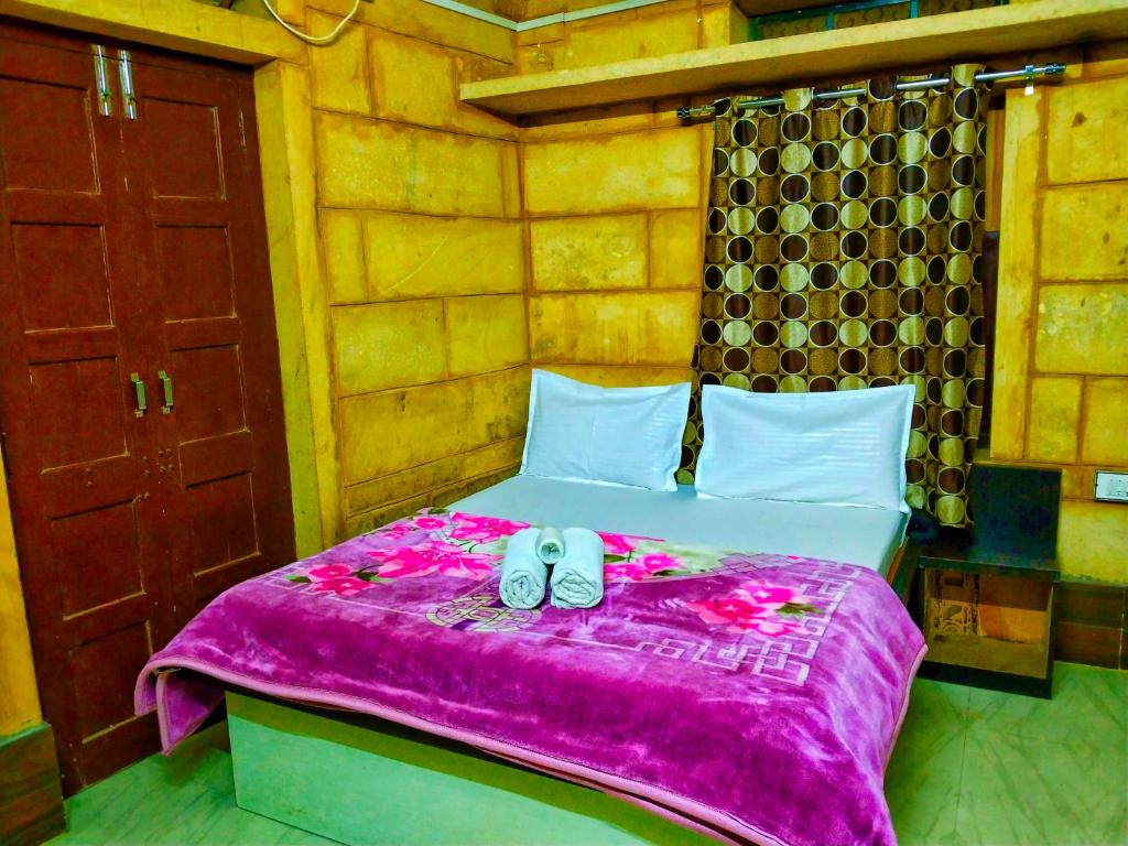 Letto o letti in una camera di Jaisalmer Rosu Safari