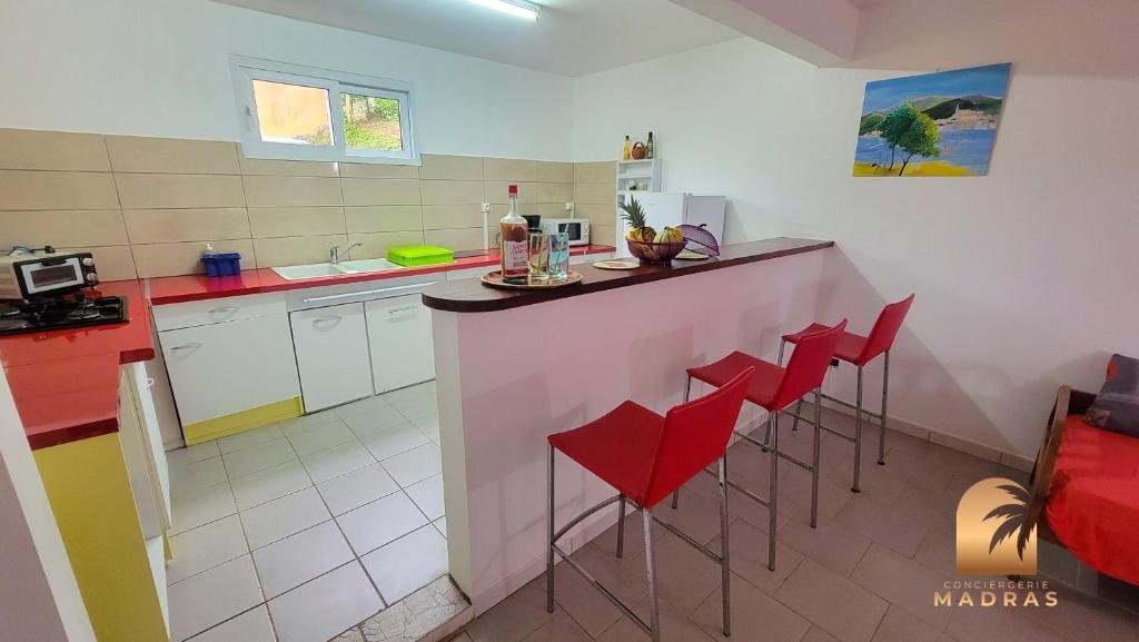 Kuchyň nebo kuchyňský kout v ubytování Villa Alizée Domaine roses des vents