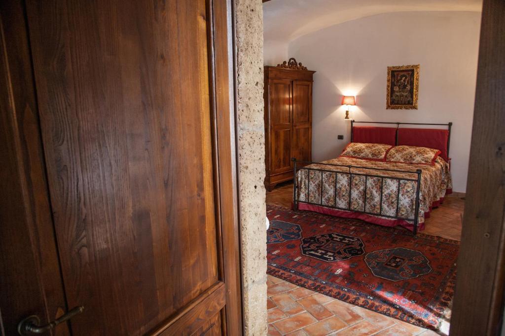 A bed or beds in a room at La Casa Degli Archi