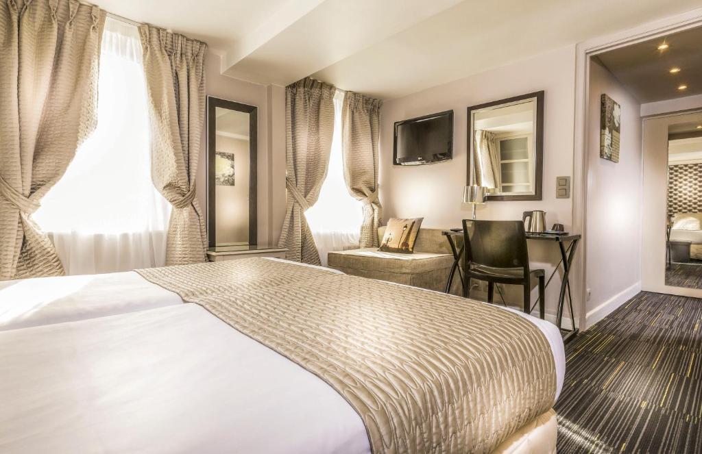 Postel nebo postele na pokoji v ubytování Hotel Ile de France Opéra