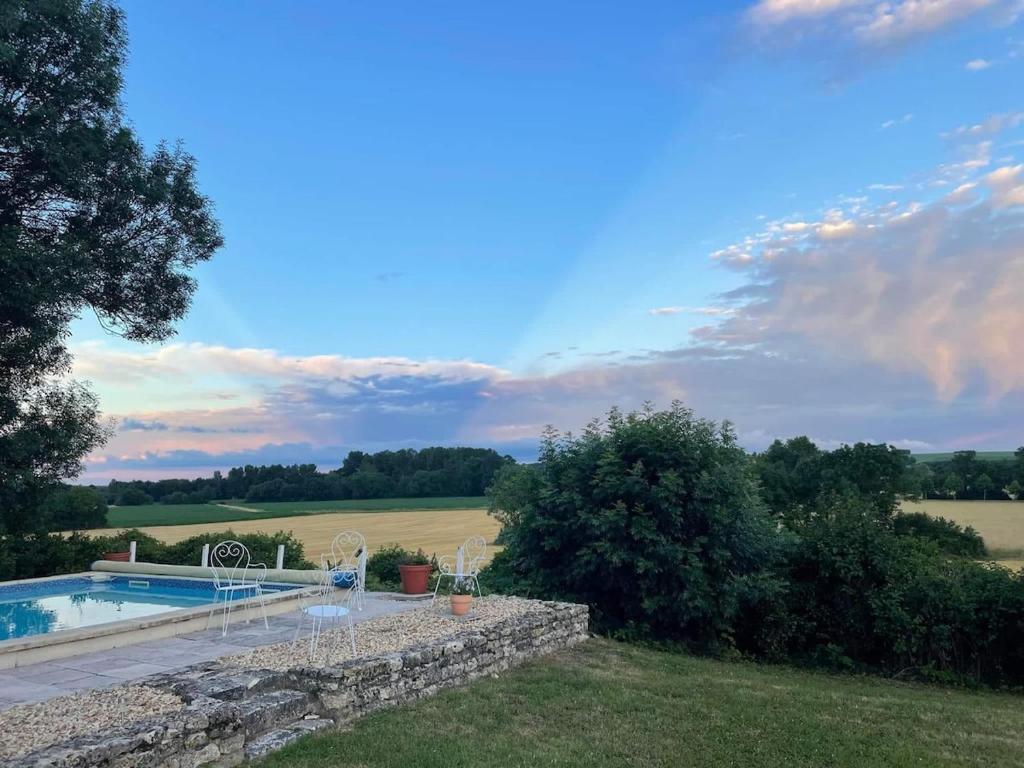 une maison avec une piscine et un terrain dans l'établissement 23, Grande Rue, Patreville, Val D'Auge, Charente, à Saint-Médard