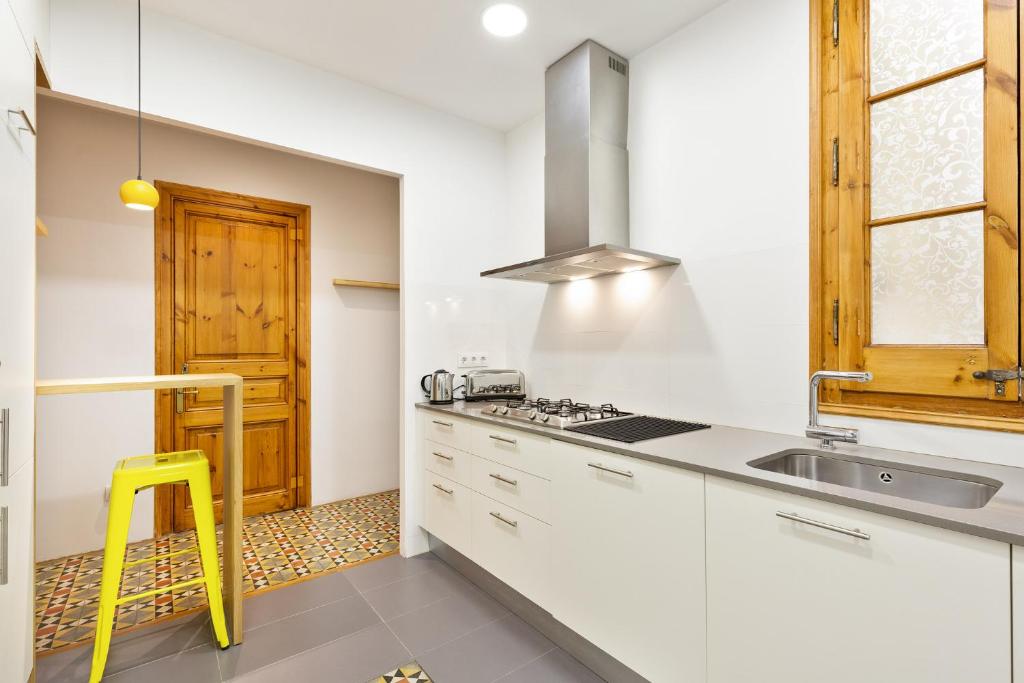 Kuchyň nebo kuchyňský kout v ubytování Central Apartments Barcelona