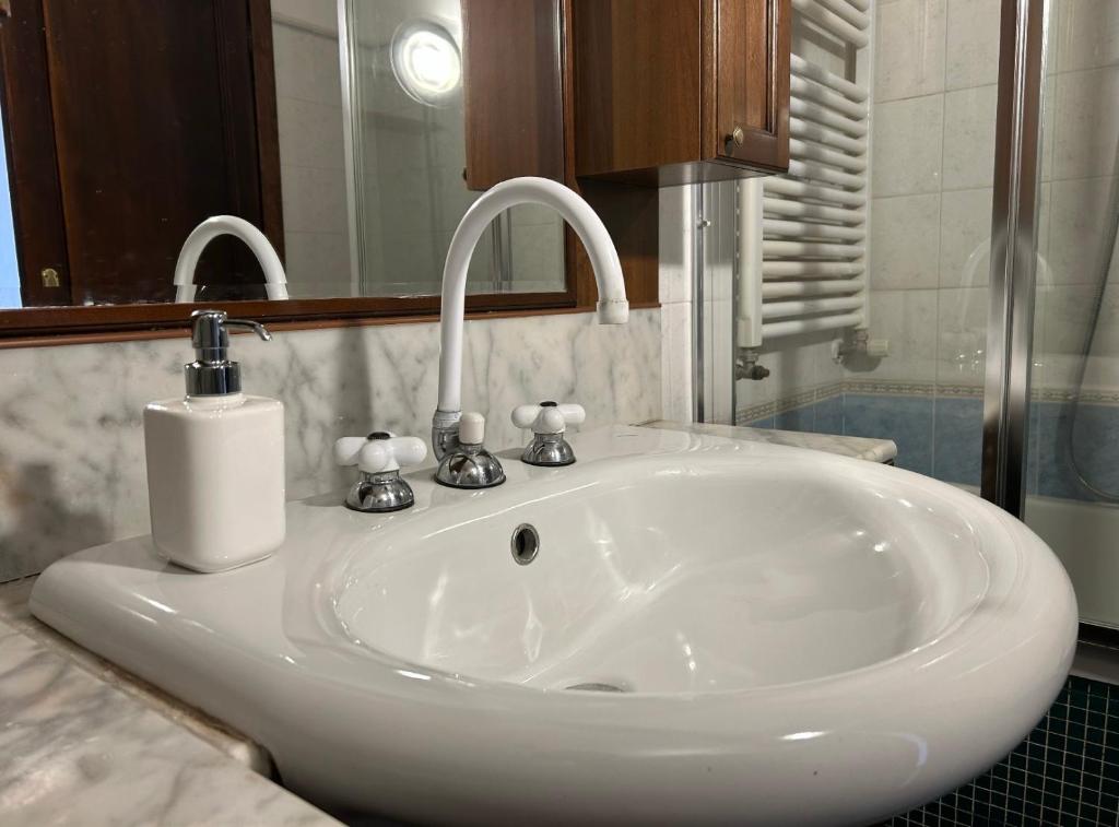 A bathroom at Al civico 7 Relax a due passi dal lago di Como