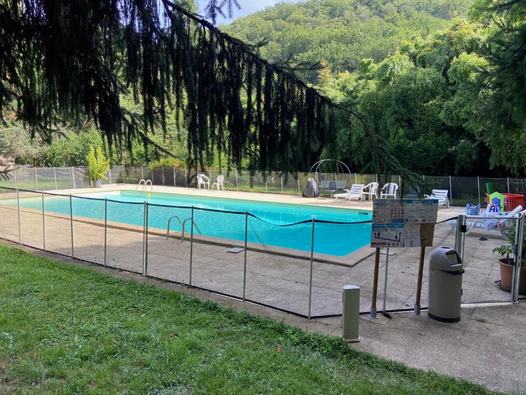Bazén v ubytování La Bastide d'Albignac nebo v jeho okolí
