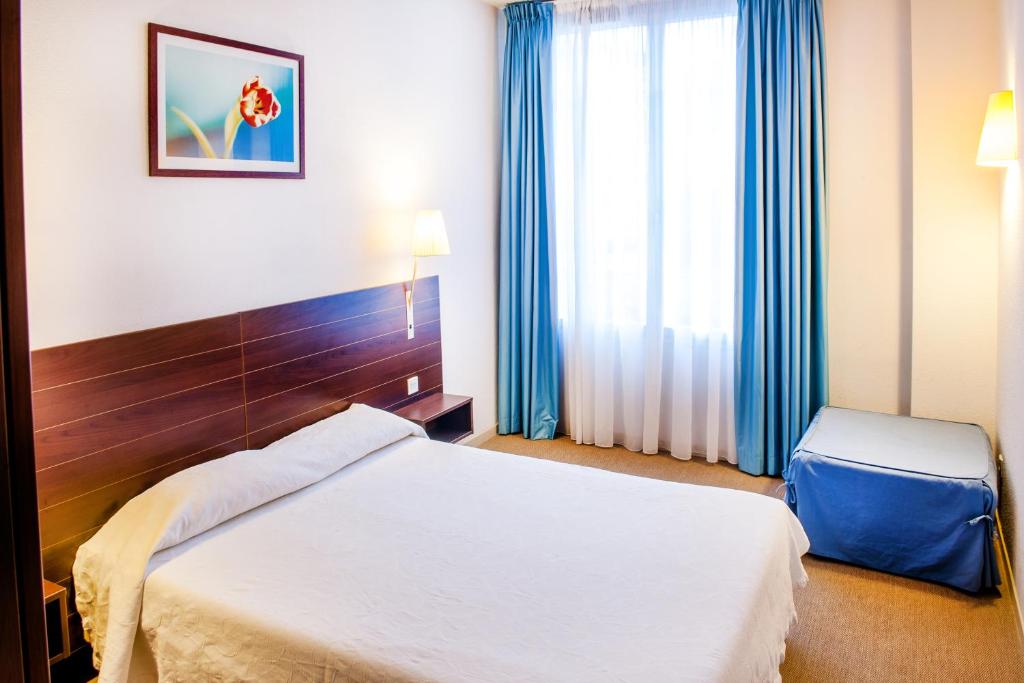 Cama o camas de una habitación en Appart'hôtel Saint Jean
