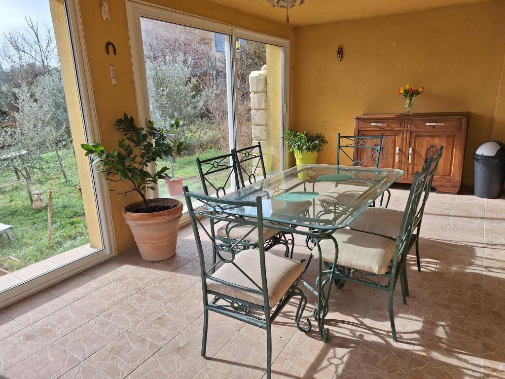 Balkón nebo terasa v ubytování Maison Rustrel entre ocres et lavandes 3 chambres