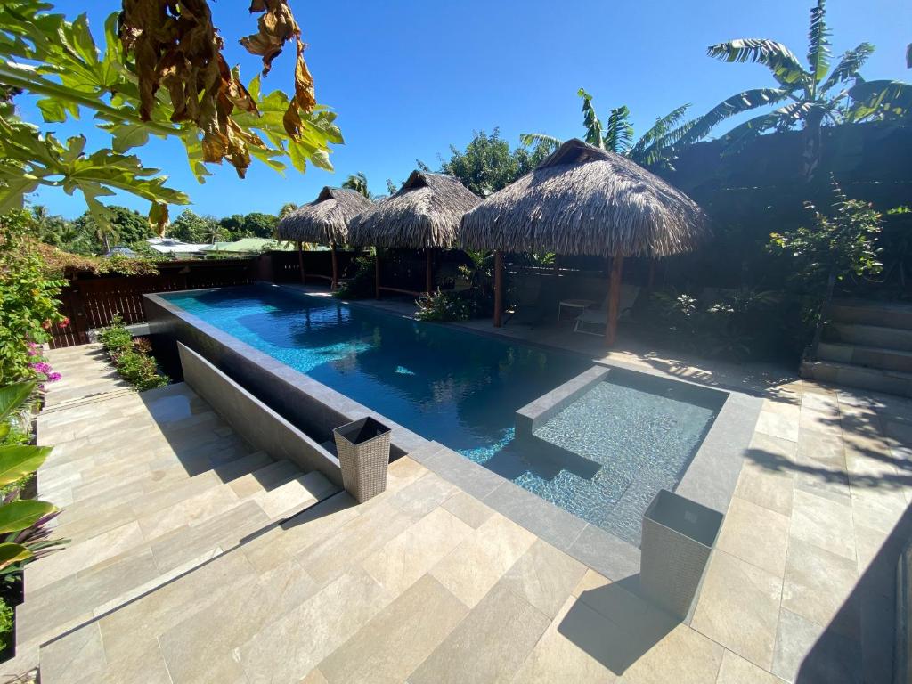 a swimming pool with a resort with a resort at Maharepa Lodges Vue sur les étoiles in Maharepa