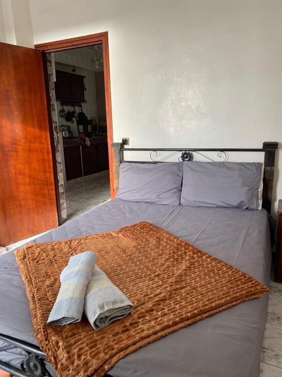 Una cama con dos toallas encima. en Apartamento alquiler vacacional con vista a mar, en Agadir