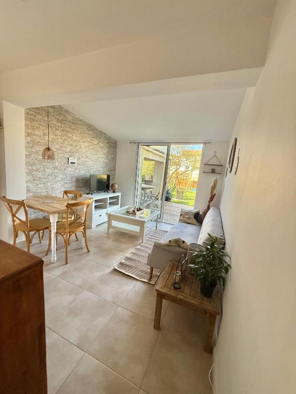 un salon avec un canapé et une table dans l'établissement Parenthèse en Périgord, à Bergerac
