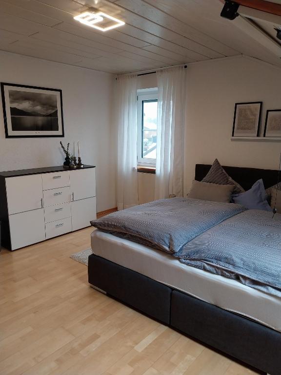 Postel nebo postele na pokoji v ubytování 5 Sterne Ferienwohnung Alpenblick nur für Urlaubsgäste