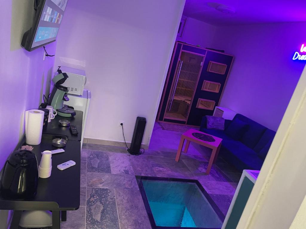 un salon avec une chambre violette et une piscine dans l'établissement Love dream, à Amiens