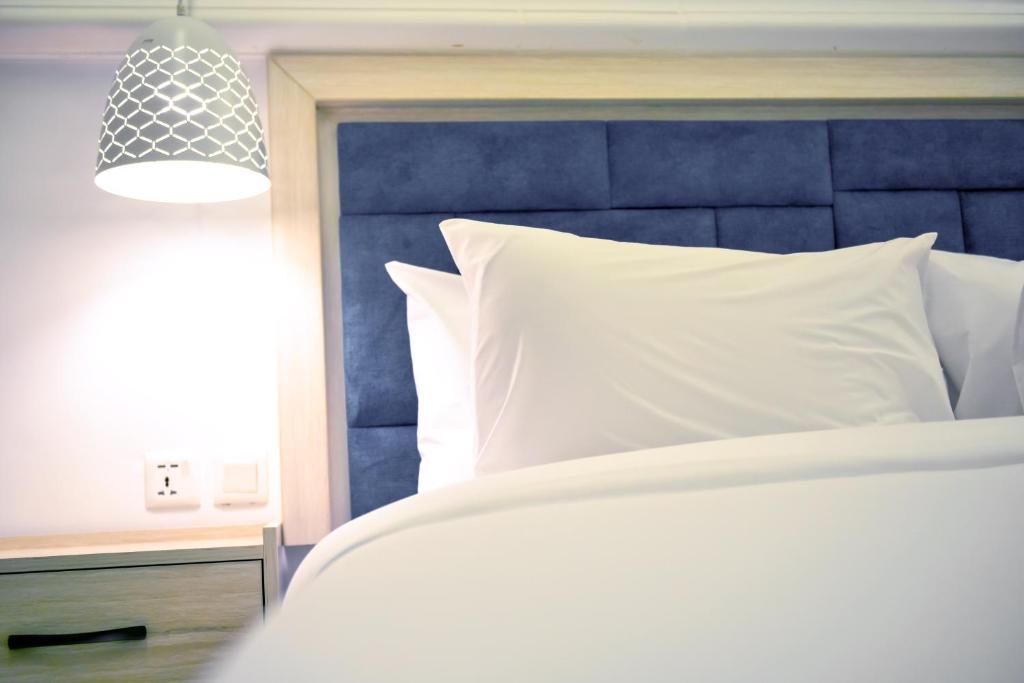 Postel nebo postele na pokoji v ubytování Petra Karam Hotel