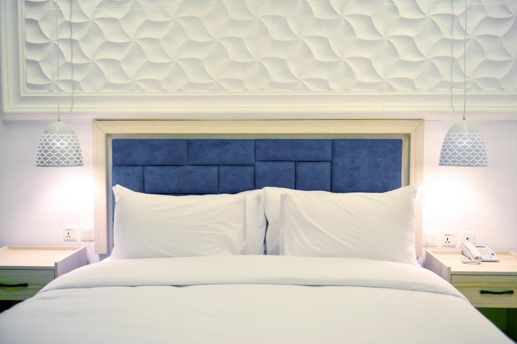 Postel nebo postele na pokoji v ubytování Petra Karam Hotel
