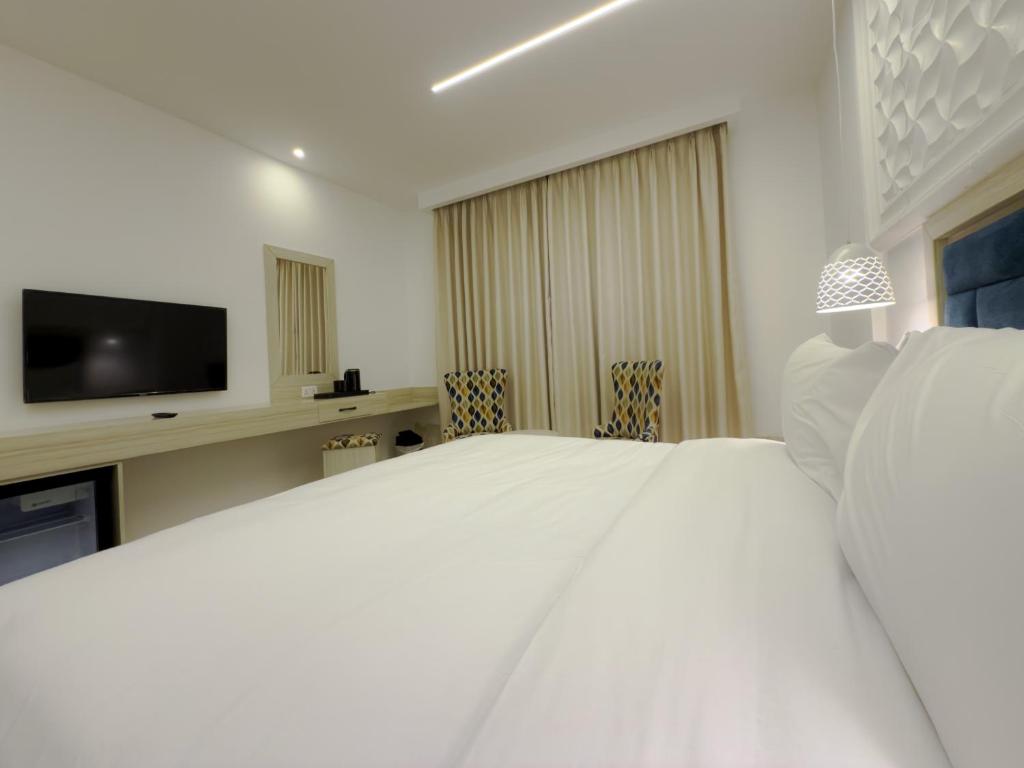 TV a/nebo společenská místnost v ubytování Petra Karam Hotel