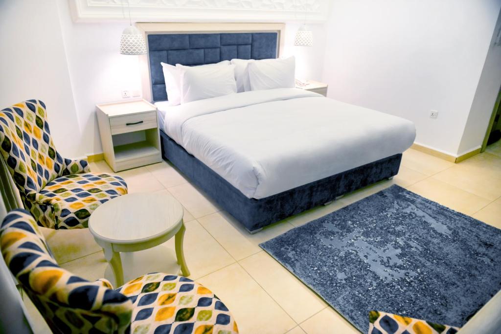 Postel nebo postele na pokoji v ubytování Petra Karam Hotel