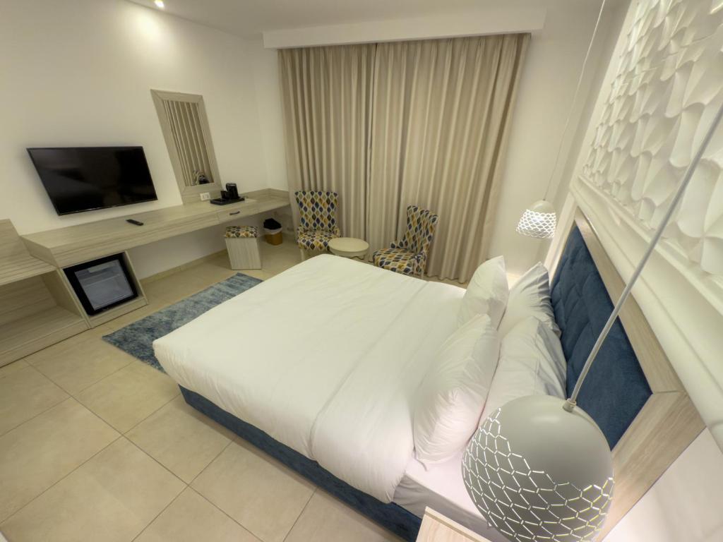 TV a/nebo společenská místnost v ubytování Petra Karam Hotel