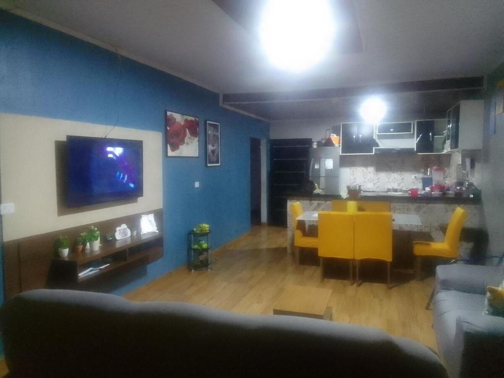 ein Wohnzimmer mit Couch und ein Esszimmer in der Unterkunft casa in Rio Verde