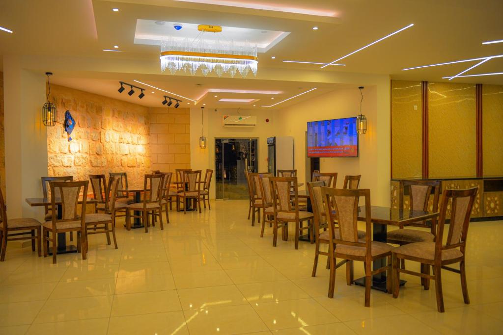 TV a/nebo společenská místnost v ubytování Petra Karam Hotel