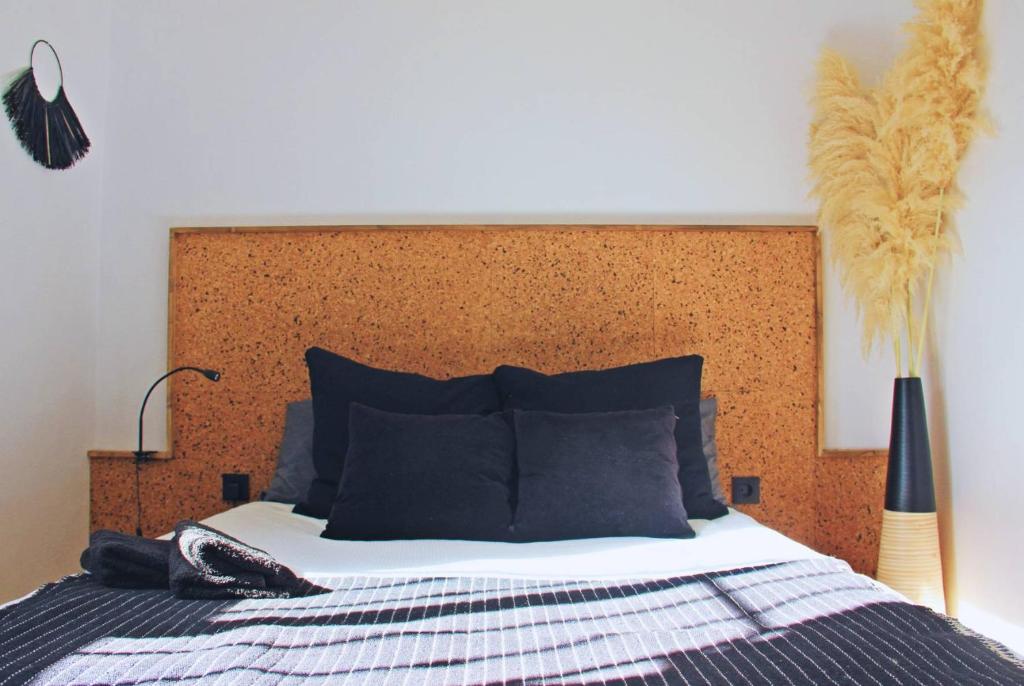 A bed or beds in a room at Esencia Lodge - luxurious off-grid cabin retreat