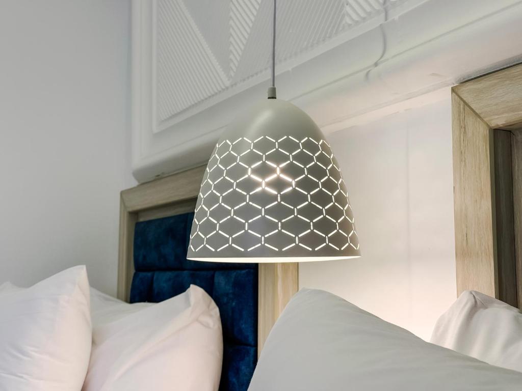 Postel nebo postele na pokoji v ubytování Petra Karam Hotel