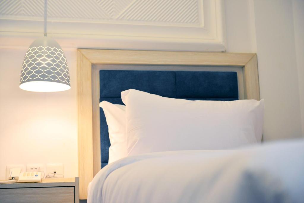 Postel nebo postele na pokoji v ubytování Petra Karam Hotel