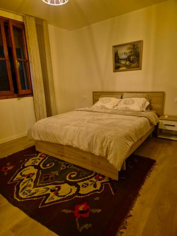 Postel nebo postele na pokoji v ubytování Kurmaku Guesthouse - Historic Stay inside Elbasan Castle