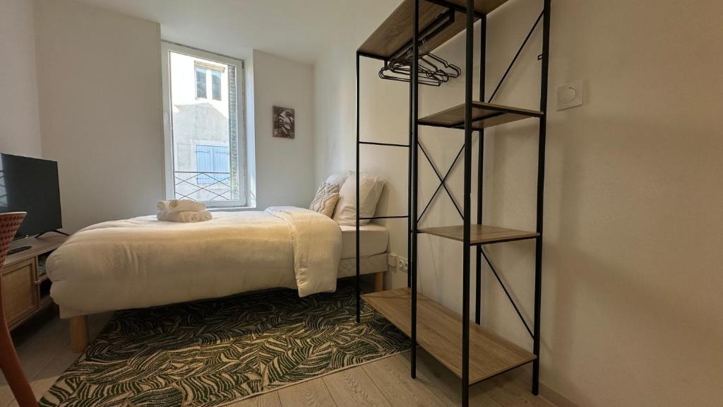 Giường trong phòng chung tại Le Petit Loire