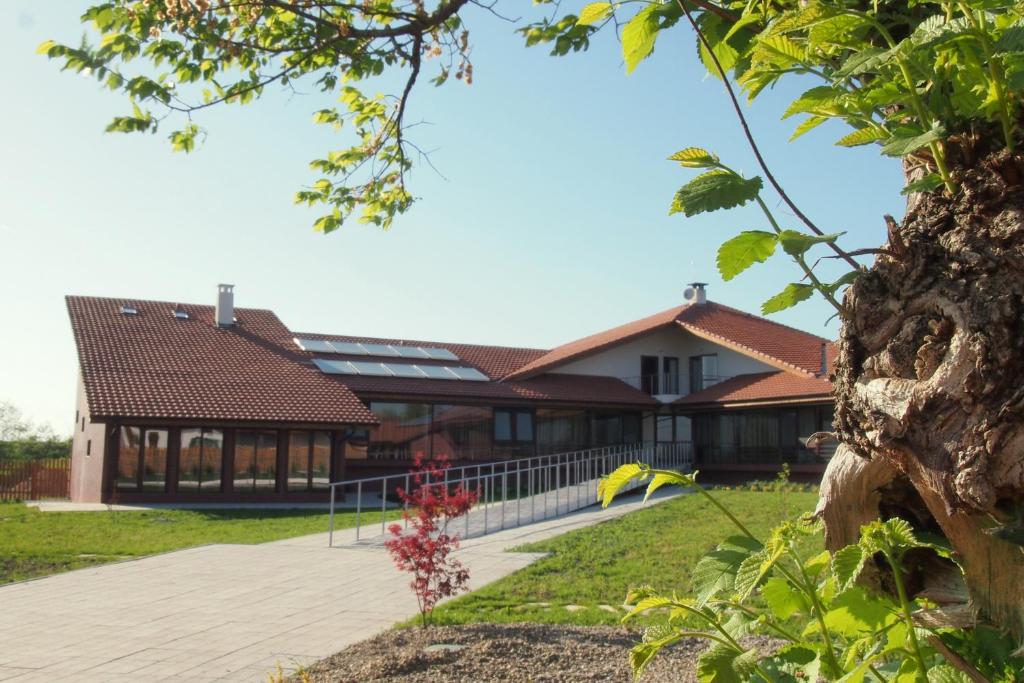 een huis midden in een park bij Rumika Ecocenter in Elkhovo