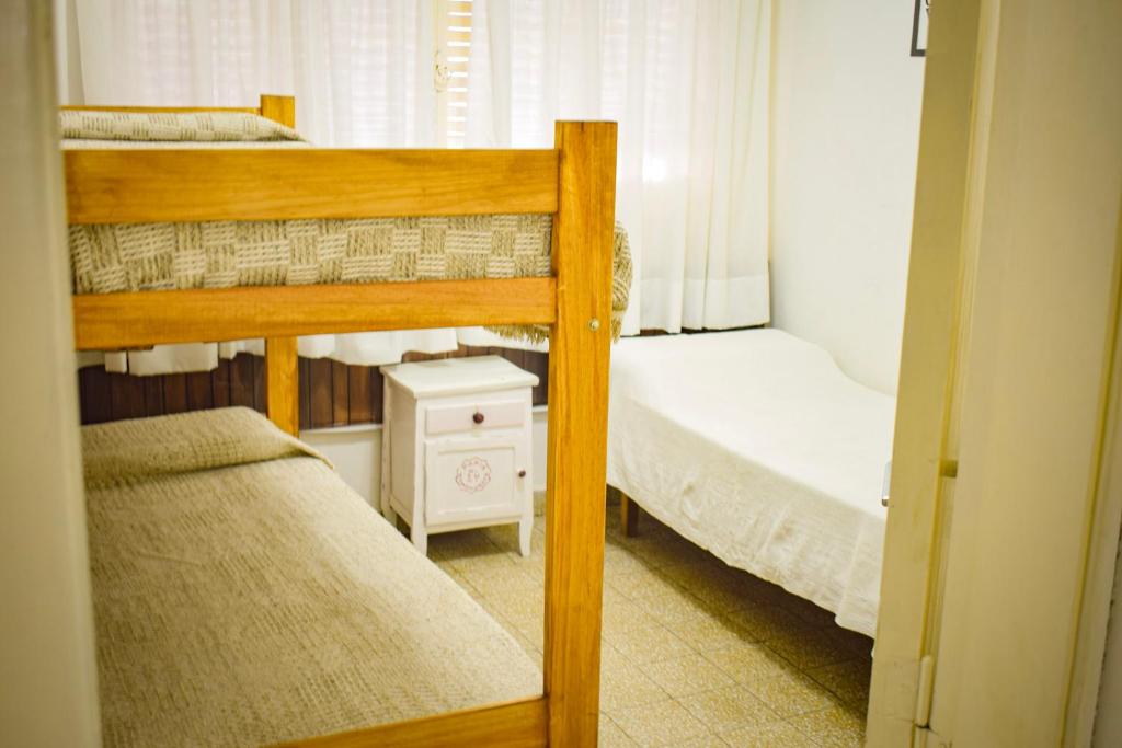 ein Schlafzimmer mit zwei Etagenbetten und einem Fenster in der Unterkunft Hotel Che Mar in Necochea