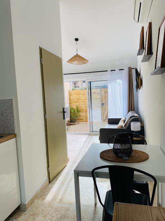 un salon avec une table et un canapé dans l'établissement Le studio de Marie, à Noves