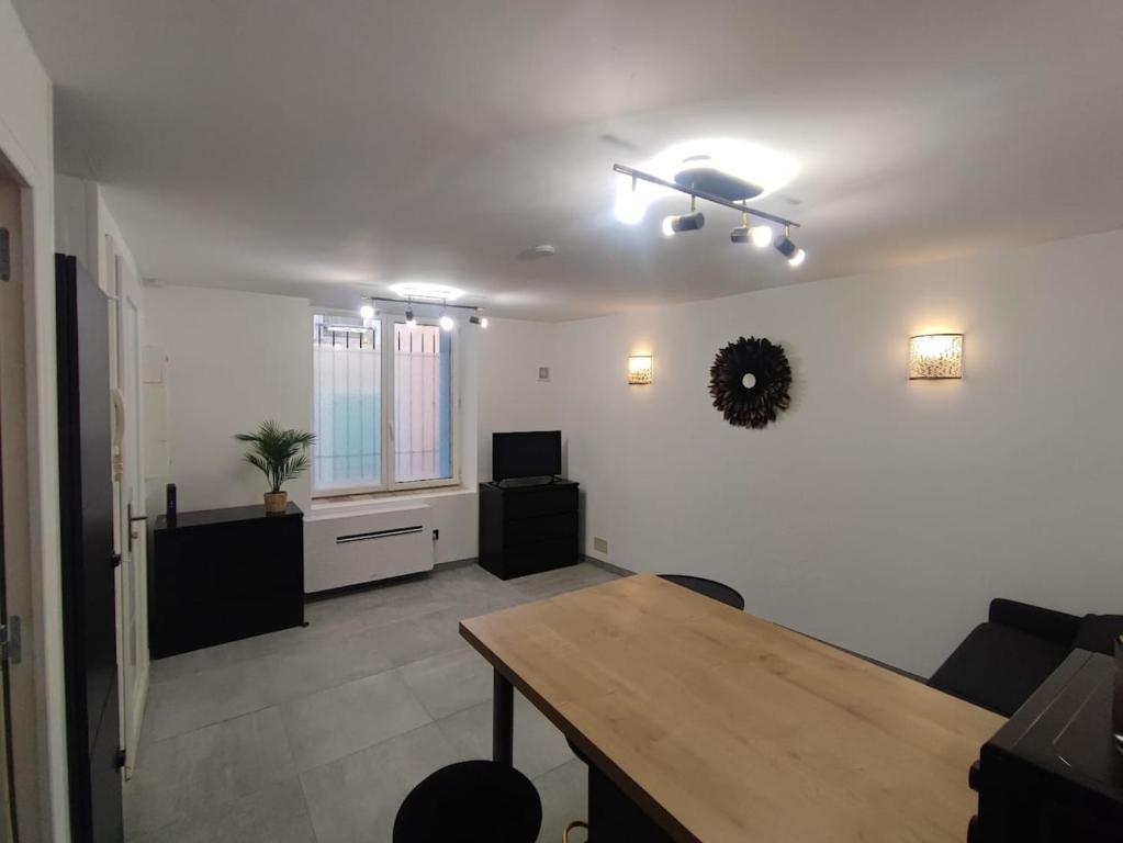 un salon avec une table et une salle à manger dans l'établissement Tout équipé en hyper centre, à Martigues